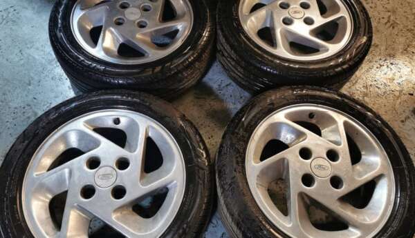 18" GENUINE BMW STYLE 32 ALLOY WHEELS / NEW TYRES