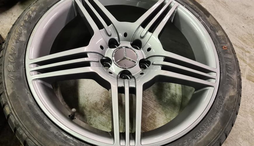 18" MERCEDES AMG TRIPLE SPOKE ALLOY WHEELS / NEW TYRES - Image 2