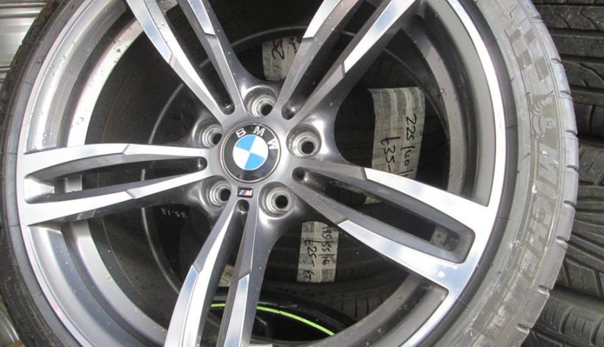 19" GENUINE BMW M4 ALLOY WHEEL WITH 275/35/19 TYRE