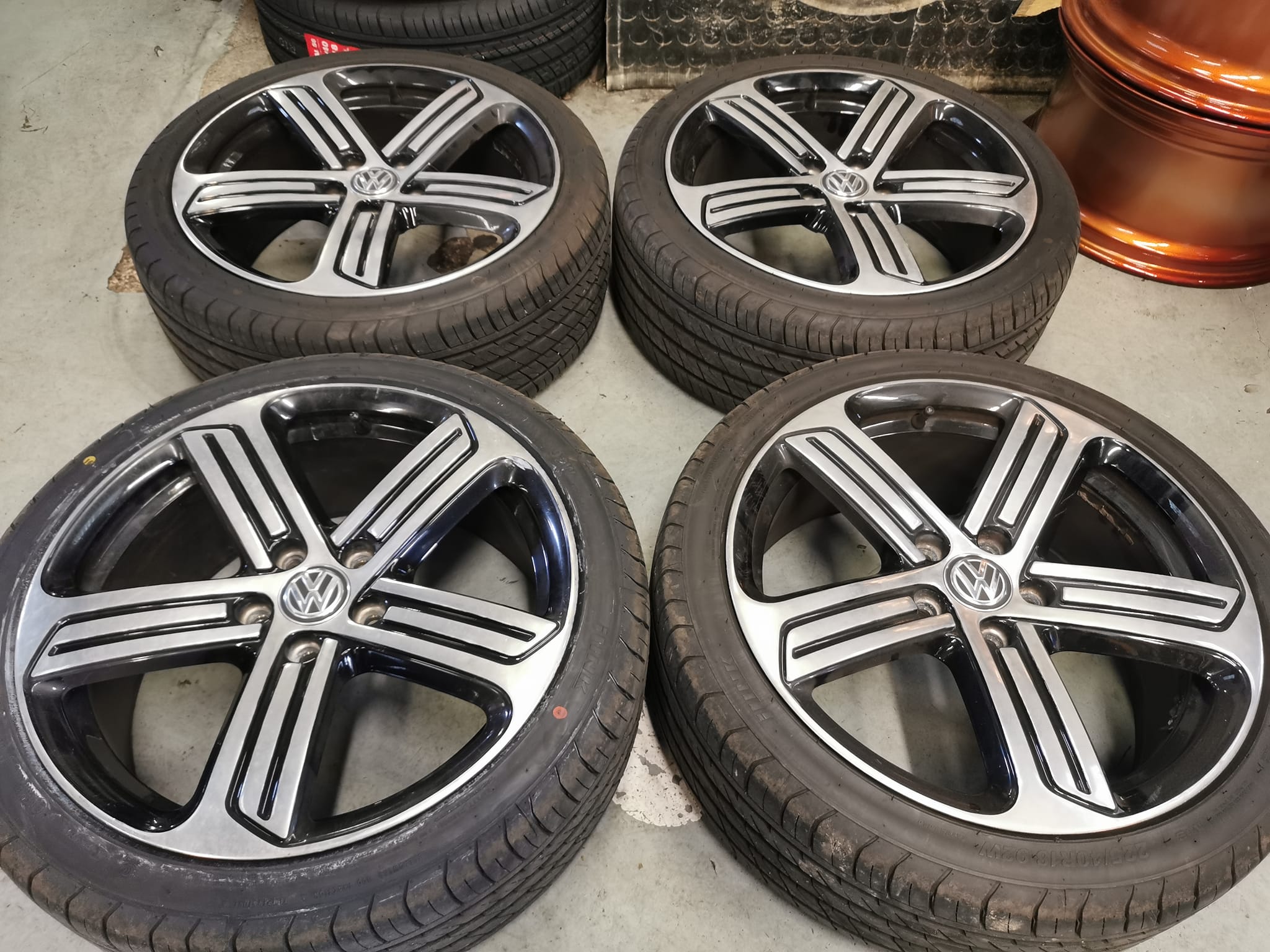 18" GENUINE VOLKSWAGEN R CADIZ ALLOY WHEELS / NEW TYRES - Image 4