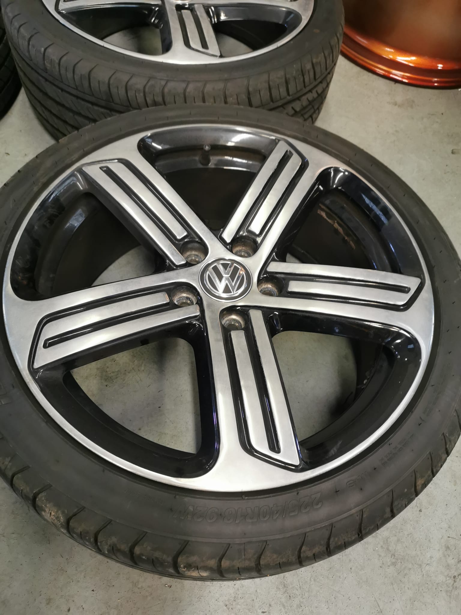 18" GENUINE VOLKSWAGEN R CADIZ ALLOY WHEELS / NEW TYRES - Image 3