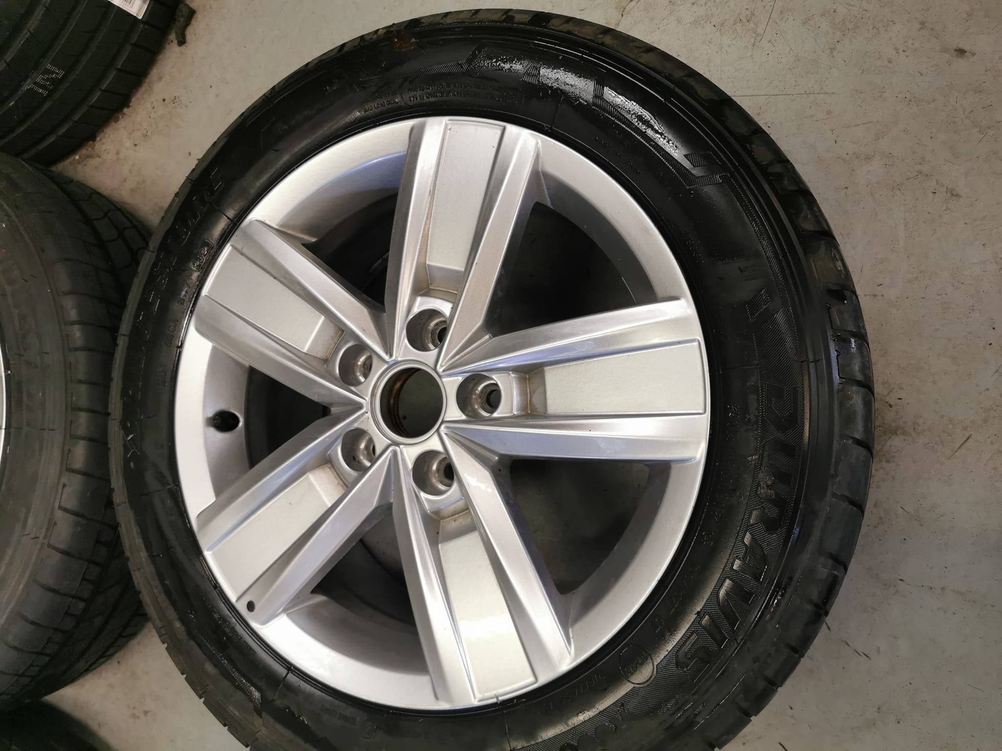 17" Volkswagen T5 Davenport Alloy Wheels / Tyres – as New - Image 3
