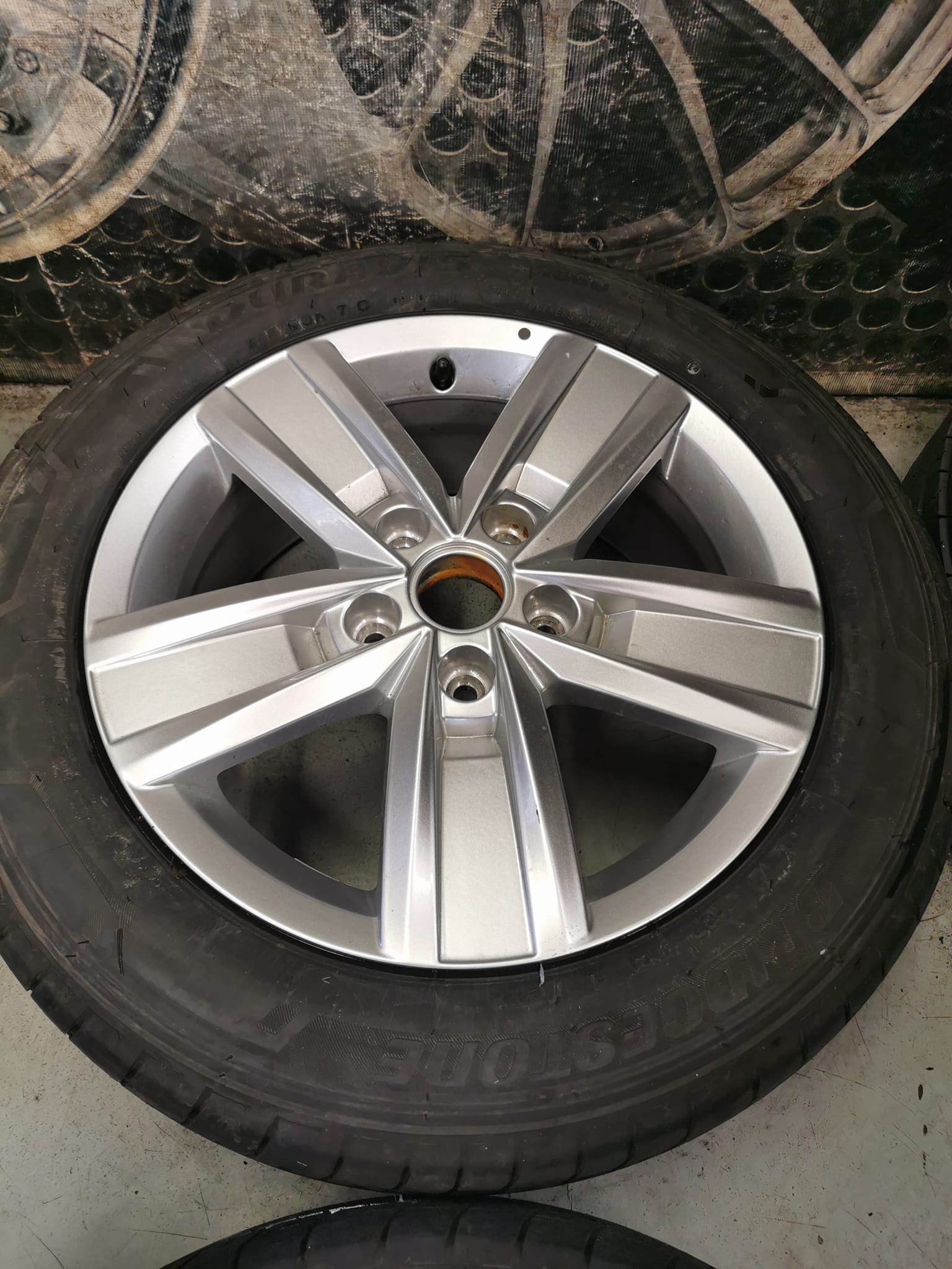 17" Volkswagen T5 Davenport Alloy Wheels / Tyres – as New - Image 2