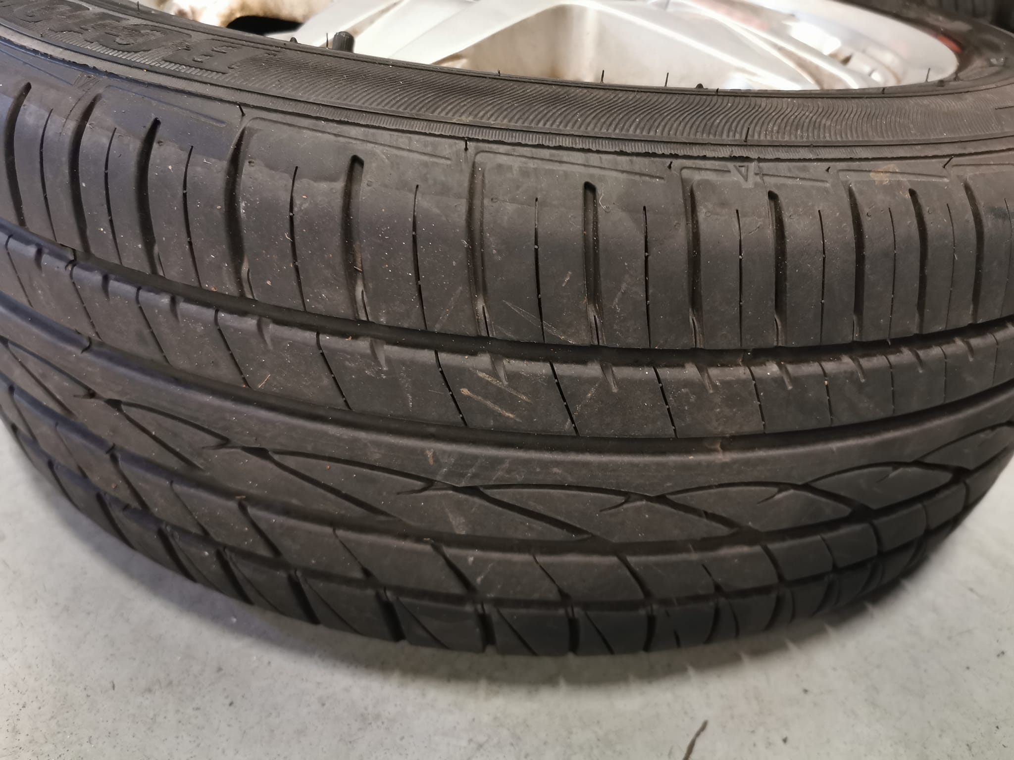 18" Volkswagen T5 Sportline Alloy Wheel / Tyre - Image 2