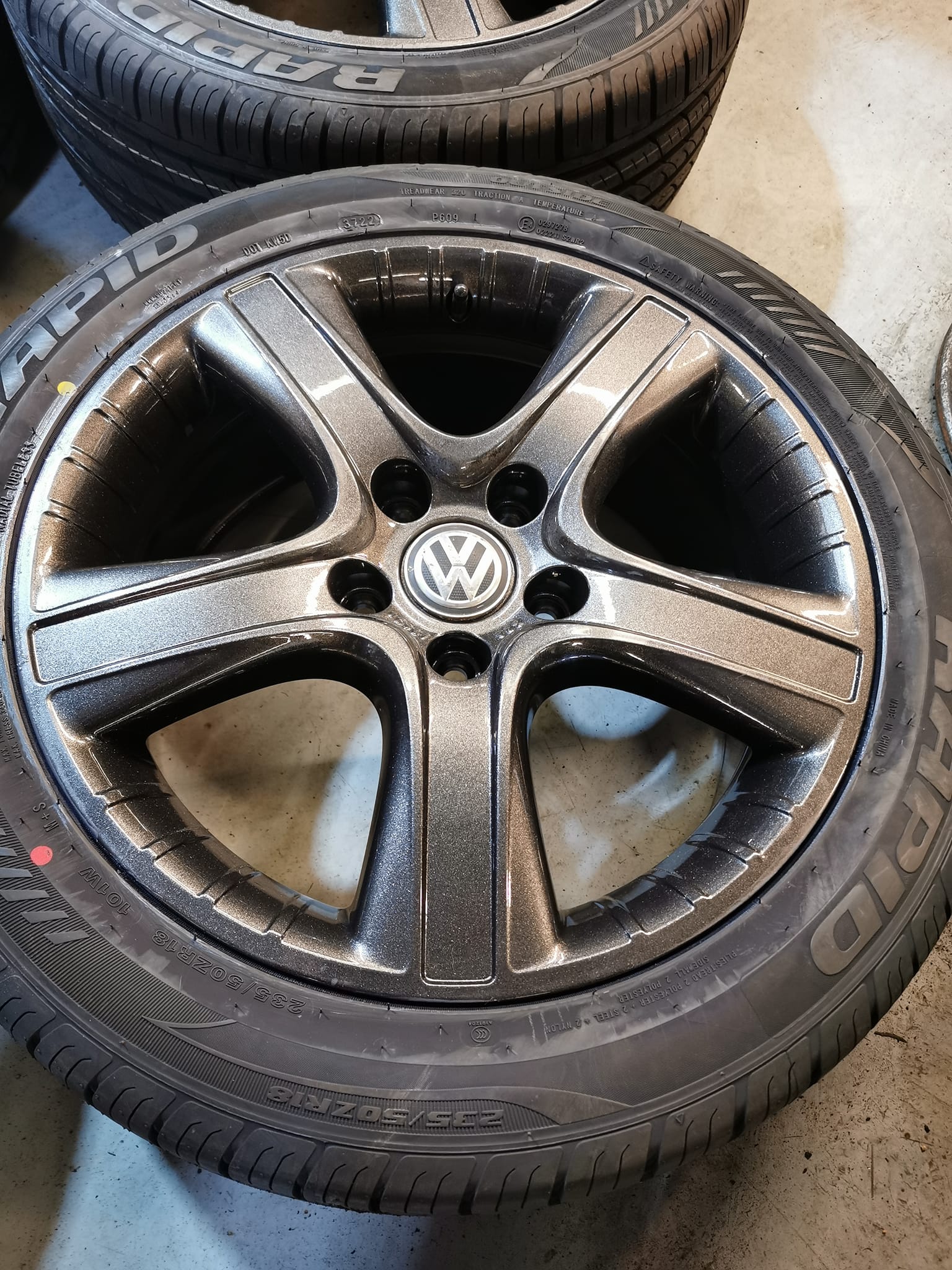 18" Genuine Volkswagen T5 / T6 Dakar Alloy Wheels / New tyres - Image 3