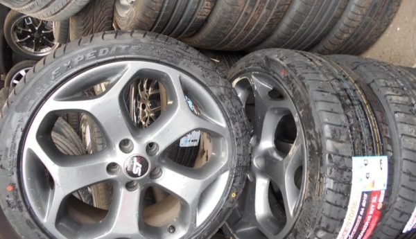 18" GENUINE FORD ST ALLOY WHEELS / NEW TYRES - Image 1