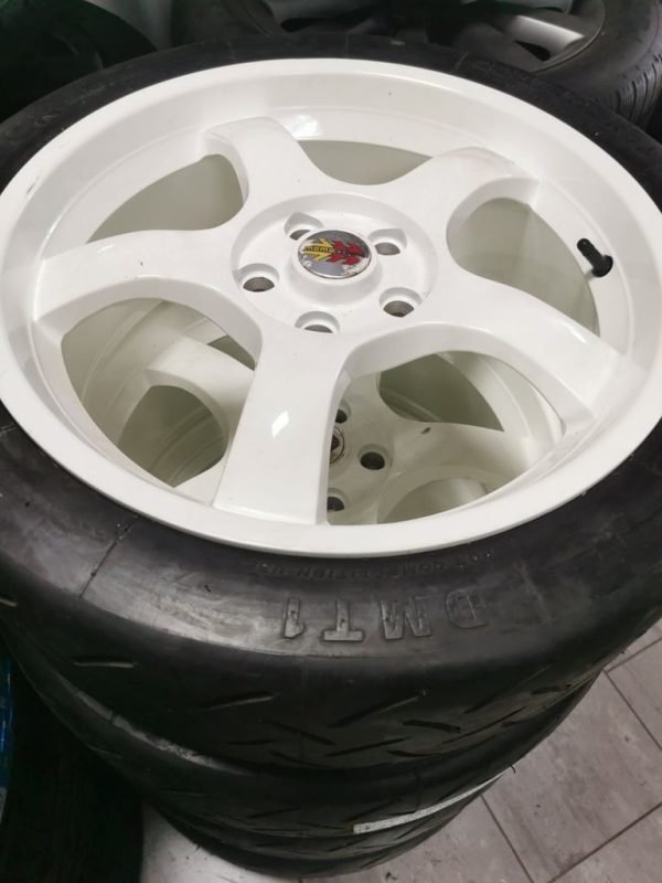 18"MOMO CORSE ALLOY WHEELS / NEW TYRES 5 X114.3 - Image 1