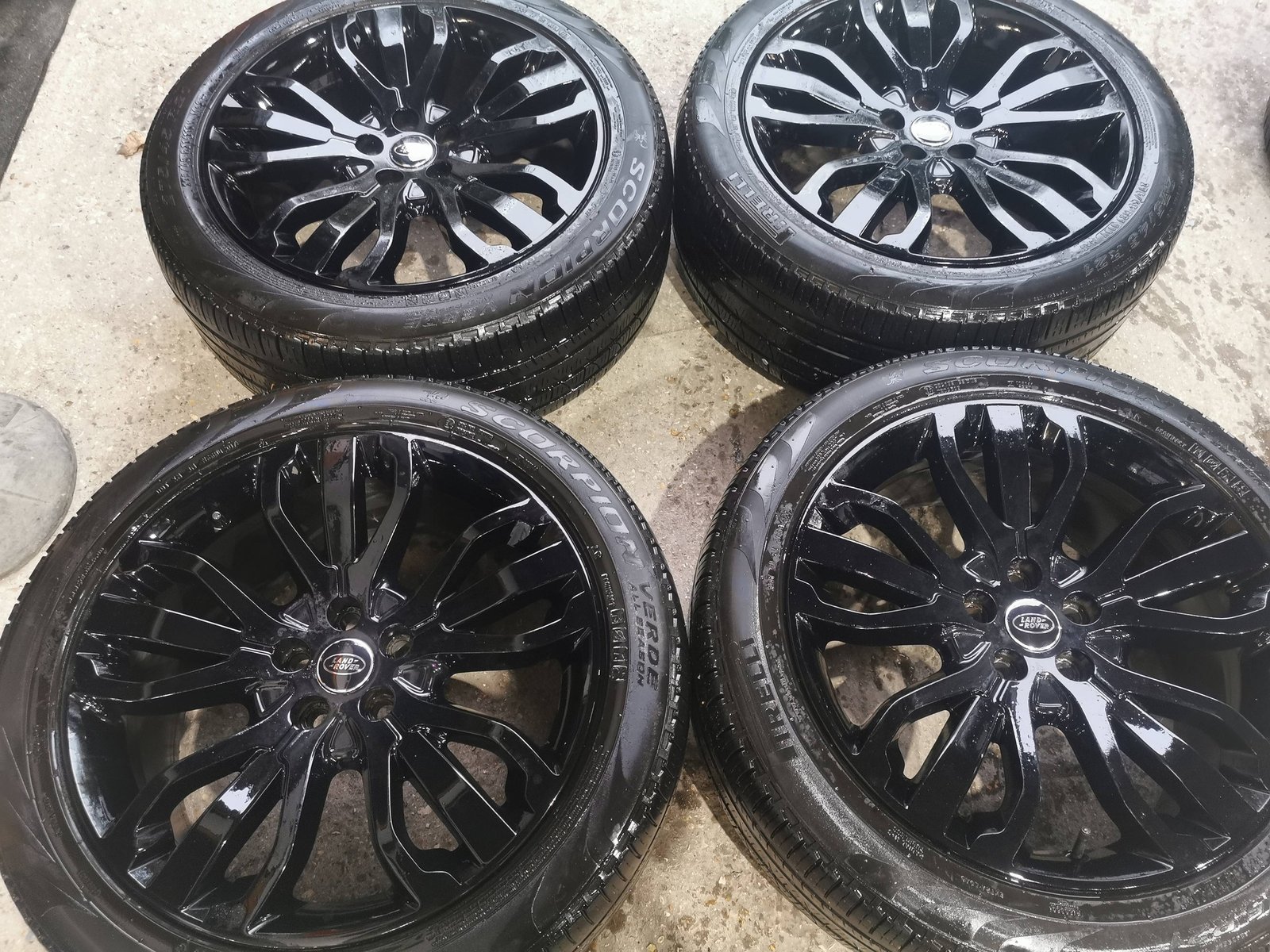 658199417_26353763820984320_8187703066408782736_n 21" RANGE ROVER STYLE 5007 WHEELS / TYRES - Image 1